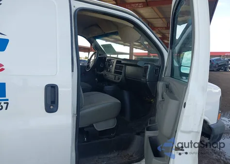 2016 Chevrolet Express 2500 Work Van z USA, uszkodzony, nr VIN 1GCWGAFFXG1226039